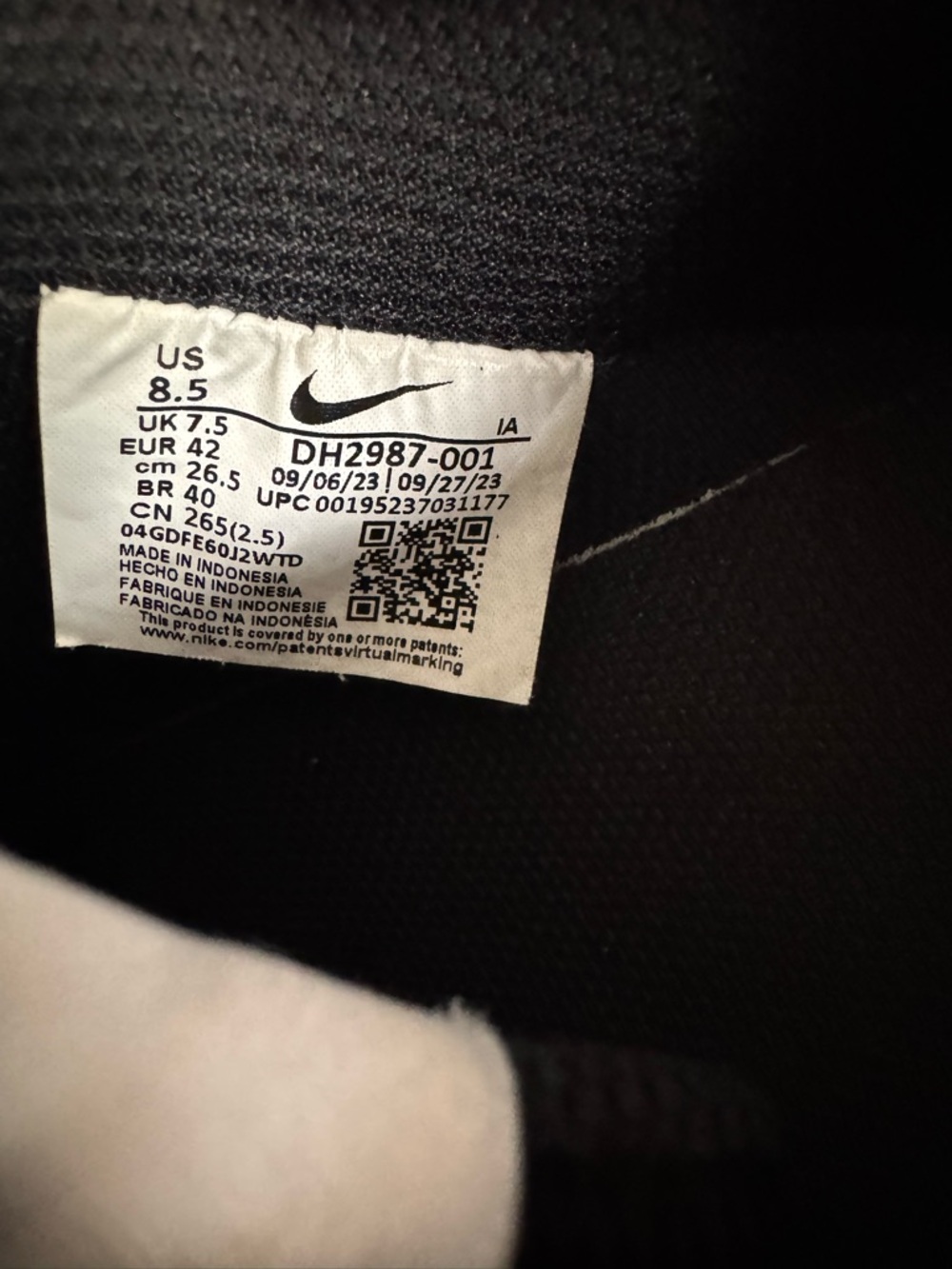 Nike Black and White Low-Top Sneakers - Picture 9 of 9